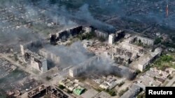 Una vista de un dron muestra una propiedad dañada, en medio del ataque de Rusia a Ucrania, en Vovchansk, región de Járkov, Ucrania, en esta captura de pantalla de un video publicado el 2 de junio de 2024. Brigada de Asalto Unida de la Policía Nacional de Ucrania.