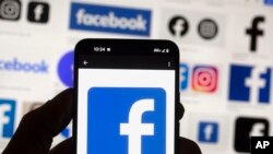 ARCHIVO - El logotipo de Facebook se ve en un teléfono celular en Boston, el viernes 14 de octubre de 2022.