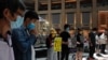 Activistas prodemocracia en Hong Kong hacen un minuto de silencio después de la aprobación en Beijing de una ley de seguridad nacional para el territorio el 30 de junio de 2020.