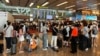 Los pasajeros formaron largas colas en el aeropuerto de Singapur debido a una importante interrupción del servicio informático en Singapur el 19 de julio de 2024. (Foto de Roslan RAHMAN / AFP)