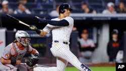 Juan Soto, jonronero dominicano de los Yankees de Nueva York, pega un sencillo durante la sexta entrada de un partido de béisbol contra los Orioles de Baltimore, el jueves 26 de septiembre de 2024, en Nueva York.