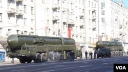 2012年胜利日红场阅兵前彩排时，在莫斯科街头的白杨-M洲际战略导弹。（美国之音白桦拍摄）