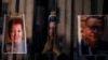 Fotos de dos de los periodistas recientemente asesinados en México durante una manifestación en la Ciudad de México el 14 de febrero de 2022.