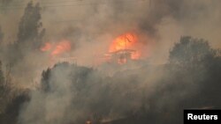 Una vista que muestra el fuego tras la propagación de incendios forestales en Viña del Mar, Chile, el 3 de febrero de 2024.