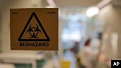Los científicos del Instituto Pasteur desarrollaron y compartieron una prueba rápida para el nuevo virus que se está extendiendo en todo el mundo, y están utilizando información genética sobre el coronavirus para desarrollar una vacuna y potenciales tratamientos. 