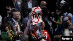在民主党代表大会上有代表手举反对TPP的标语牌（资料图）