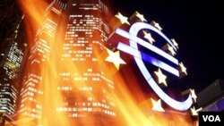 El euro registró el cambio más bajo frente al dólar desde septiembre de 2010.
