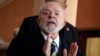 El presidente de Brasil, Luiz Inácio Lula da Silva, hace gestos a los medios durante la cumbre del Mercosur en Asunción. AP