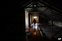 Los pasillos utilizados de la Escuela de Mecánica de la Armada Argentina, en Buenos Aires, Argentina, el martes 19 de septiembre de 2023. La ESMA ha sido declarada Patrimonio de la Humanidad por la UNESCO. (Foto AP/Rodrigo Abd)