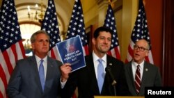 Líderes republicanos en el Congreso continúan presionando a sus colegas para que aprueben la propuesta legislación para reemplazar la ley de salud actual conocida como Obamacare.