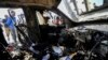 Personas inspeccionan el lugar donde fueron asesinados los trabajadores de World Central Kitchen en Deir al-Balah, Franja de Gaza, el 2 de abril de 2024.