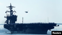 Foto de Archivo - El USS Carl Vinson es un portaaviones de la clase de Nimitz. En esta foto sale de su puerto casero en San Diego, California el 22 de agosto de 2014.