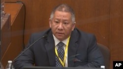 En esta captura de video, el coordinador de intervención de crisis de la Policía de Minneapolis, Ker Yamg, testifica en el juicio del expolicía Derek Chauvin por la muerte de George Floyd en mayo de 2020.