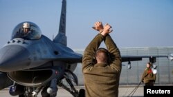 ARCHIVO: Un aviador de la Fuerza Aérea de EEUU dirige un avión F-16 Fighting Falcon asignado al Escuadrón de Cazas 480, en la Base Aérea 86 cerca de Fetesti, Rumania, el 17 de febrero de 2022.