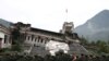 2018年5月11日，中国四川省汶川县映秀镇地震10周年纪念日前夕，武警参加2008年四川地震纪念场所宣口中学的纪念活动