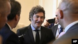 El presidente argentino Javier Milei logró aprobar sus primeras leyes en la Cámara de Diputados después de seis meses de negociaciones y enfrentamientos con la oposición. 