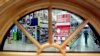 图为美国亚特兰大一家房屋建材连锁店Lowe的一个商店。