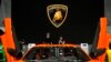 ผู้เข้าร่วมงาน Auto Shanghai 2023 ในนครเซี่ยงไฮ้ ดูรถรุ่น Revuelto ของ Lamborghini เมื่อ 19 เม.ย. 2023 (เอพี)