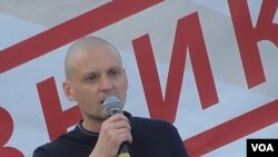 乌达里佐夫在2012年7月莫斯科市中心的一次反政府集会上发表讲话。（美国之音白桦拍摄）