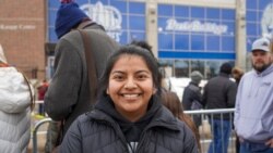 Angela Castro, 20 años, aún no decidió por quién va a votar o si va a hacerlo del todo. [Foto: Alejandra Arredondo]