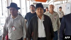 Foto distribuida por la Asociación Argentina de Trabajadores del Estado y la Unión Central de Trabajadores de Argentina, del expresidente boliviano Evo Morales (C) y el ex canciller boliviano Diego Pary Rodríguez (I) caminando a su llegada en el aeropuerto de Ezeiza, el jueves.