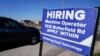 ARCHIVO - Un cartel anuncia empleos abiertos para operadores de maquinaria en Downers Grove, Illinois, el 12 de abil de 2023.