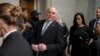 El líder de la mayoría de la Cámara, Steve Scalise, de Luisiana, habla con los periodistas cuando llega a una reunión de republicanos de la Cámara para votar sobre los candidatos a presidente en Capitol Hill, el 11 de octubre de 2023 en Washington.