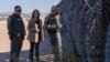 La candidata demócrata a la presidencia, la vicepresidenta Kamala Harris, habla con agentes fronterizos, mientras visita el límite entre Estados Unidos con México, el 27 de septiembre de 2024, en Douglas, Arizona