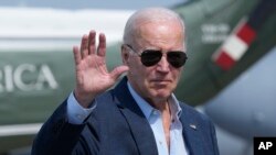 El presidente de EEUU, Joe Biden, saluda antes de abordar el avión presidencial hacia California para eventos de recaudación de fondos el 19 de junio de 2023.