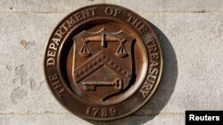 ARCHIVO - Una rúbrica de bronce del Departamento del Tesoro se muestra en el edificio del Tesoro de Estados Unidos en Washington, Estados Unidos, el 20 de enero de 2023.