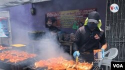 Miguel Ángel Flores, perdió su empleo y ahora tiene un negocio informal de venta de pollos en Manangua, Nicaragua.