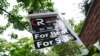 Se ve un letrero de "Se alquila, se vende" afuera de una casa en Washington, EEUU, el 7 de julio de 2022. Foto: Sarah Silbiger/Reuters.