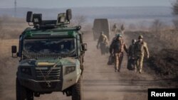 Los militares ucranianos se ven cerca de la línea del frente cerca de Soledar en la región de Donetsk, el 23 de enero de 2023.