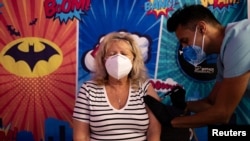 ARCHIVO - Una mujer recibe la vacuna de refuerzo contra la enfermedad del coronavirus Moderna dirigida a las subvariantes BA.4 y BA.5 Omicron en Skippack Pharmacy en Schwenksville, Pensilvania, el 8 de septiembre de 2022.