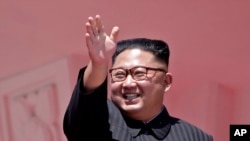 El líder norcoreano Kim Jong Un saluda al público durante un desfile por el 70 aniversario de la creación de su país. Foto de archivo.