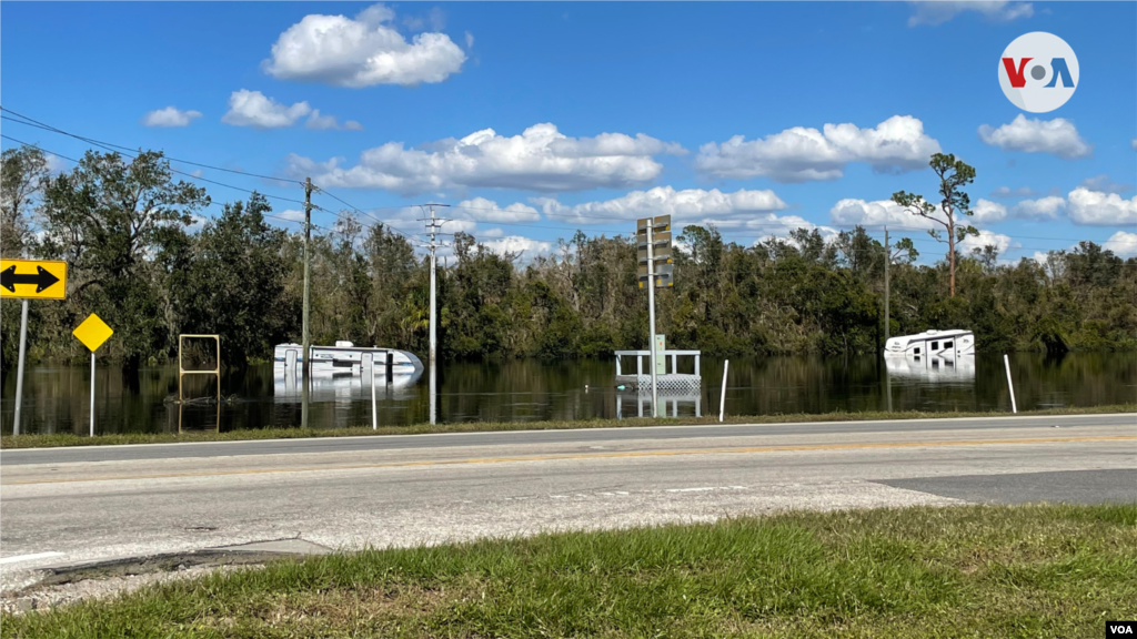 Con el río Peace comenzando a retroceder, todavía se pueden ver casas y trailers rodeadas de agua en Arcadia. 