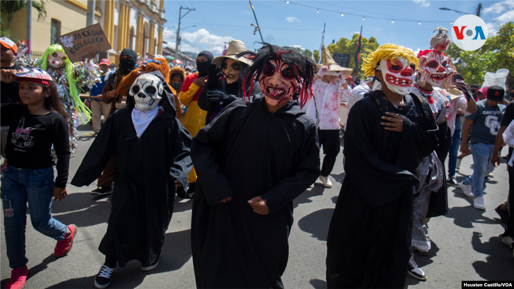 Un grupo de personas participa en el torovenado este domingo. Foto VOA