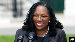 ARCHIVO - Ketanji Brown Jackson habla durante un evento en el jardín sur de la Casa Blanca en Washington, el 8 de abril de 2022.