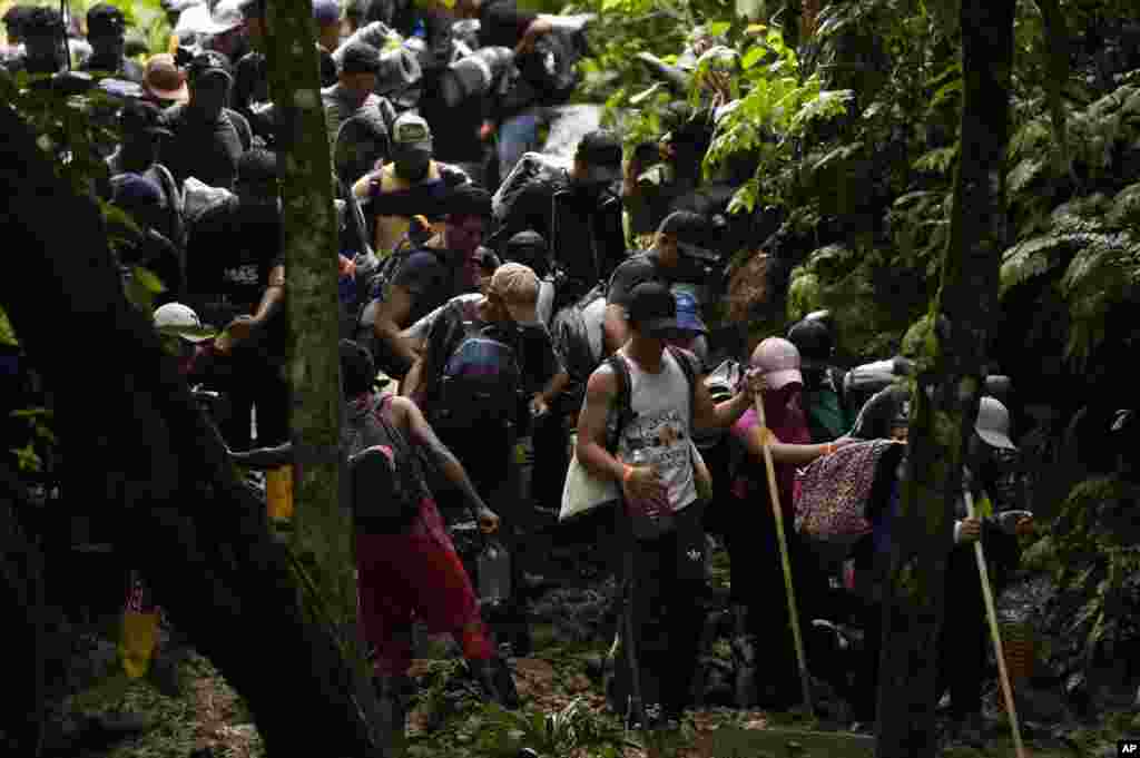 PANAMÁ -&nbsp;El país canalero se convirtió este año en centro de atención por la crisis derivada ante el paso de miles de migrantes venezolanos y de otros países sudamericanos por el peligroso Tapón del Darién, una selva tropical de dificil acceso que ha representado un reto para la asistencia humanitaria de migrantes que intentan llegar a Estados Unidos como principal destino, como muestra esta imagen captada el 15 de octubre de este año.&nbsp;