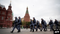 Militares de la Guardia Nacional Rusa (Rosgvardia) vigilan la plaza Manezhnaya en las afueras del Kremlin en Moscú el 20 de octubre de 2022.