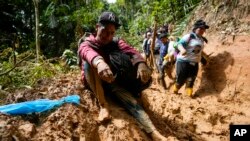 Un migrante venezolano descansa durante la caminata por el Tapón del Darién desde Colombia hacia Panamá con la esperanza de llegar a Estados Unidos, el sábado 15 de octubre de 2022. (Foto AP/Fernando Vergara)
