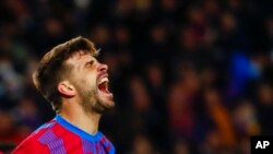Gerard Piqué del Barcelona reacciona durante el partido de fútbol de la Liga española entre el FC Barcelona y el Sevilla en el estadio Camp Nou de Barcelona, España, el 3 de abril de 2022. 