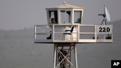 Un pacificador de la ONU es visto en la torre de observación en Quneitra Crossing entre Siria y las Alturas de Golán, zona controlada por Israel. Foto de archivo. 9 de marzo, de 2013.