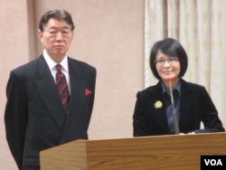 台湾驻英国代表沈吕巡(左一)12月23号在立法院接受质询（美国之音张永泰拍摄）