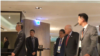 正在台湾访问的美国前副总统切尼2017年8月8日抵达主旨演讲会现场（美国之音黎堡摄） 