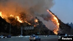El incendio Getty a lo largo de la autopista 405 al norte de Los Ángeles, California.
