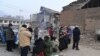 2023年12月19日，中国甘肃临夏州积石山县发生地震。当地居民聚在一起取暖。
