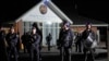 Agentes de seguridad montan guardia frente a una iglesia asiria ortodoxa en Sidney, Australia, el 15 de abril de 2024.