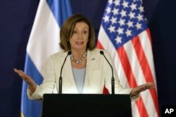 La presidenta de la Cámara de Representantes de EE.UU., Nancy Pelosi, habla durante una reunión en San Salvador, el viernes, 9 de agosto de 2019.