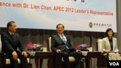 连战出席APEC行前记者会(美国之音张永泰拍摄)